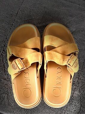 Chaco Women or Men  Tan/Brown Slide Sandals with Buckle Straps